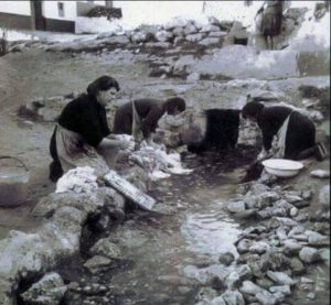 mujeres lavando en el río